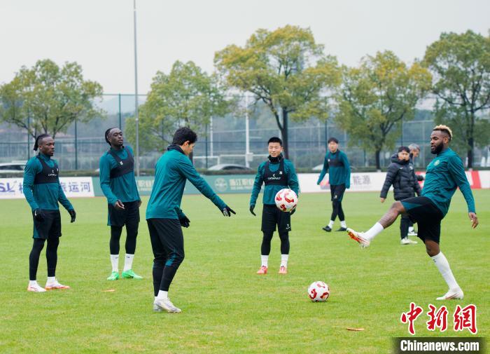 浙江队备战2025赛季中超首战：防守升级、年轻球
