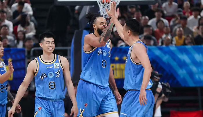 北京队险胜广州队排名争夺战再起波澜
