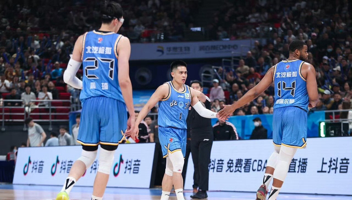 北京队险胜广州队排名争夺战再起波澜