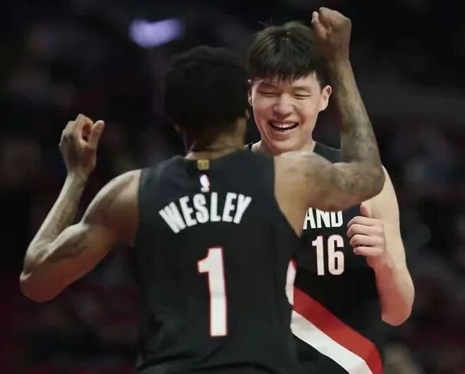 中国中锋杨瀚森首战季后赛或成开拓者破局关键