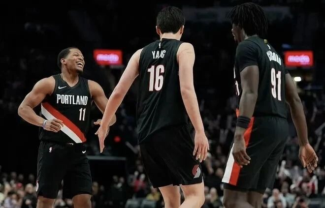 中国中锋杨瀚森首战季后赛或成开拓者破局关键