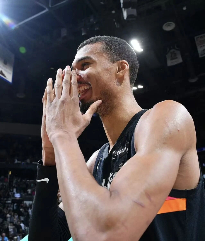 中国中锋杨瀚森首战季后赛或成开拓者破局关键